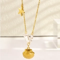 Collar marino dorado con colgantes de estrella de mar, concha y perlas blancas - Estilo de Vieira