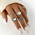 Set di 5 anelli d'argento impilabili con motivi a cuore e stella su mano donna - Argento Set Anelli Intarsio Stella Luna Cuore 5 Pezzi / Argento