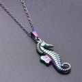 Dettaglio ravvicinato del ciondolo a forma di cavalluccio marino con finitura arcobaleno - Collana / Arcobaleno