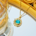 Detalle macro de collar de acero de titanio con piedra ojo de gato azul y estrella - Estilo Saturno Ojo de Gato Azul (C518 Dorado Azul)