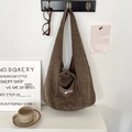 Détail du sac cabas en velours côtelé marron avec motif floral blanc et poche frontale - Marron