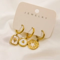Dettaglio di tre orecchini placcati oro 14K con motivi celesti in conchiglia e cuore - Stile Rettangolo Stella Cuore Disco (D Card)