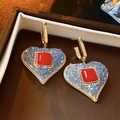 Dettaglio di orecchini a cuore con cristallo rosso e oro vintage in una scatola regalo - Orecchini Pendenti a Cuore in Cristallo Blu (Perno in Argento)