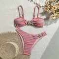 Detail der gestreiften Bikini-Stoffstruktur und dekorativen Seestern-Metallschnallen - S / Regenbogen Gestreift