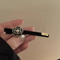 Detail der Kamelien-Haarklammer mit schwarzer Samttextur und graviertem Metallanhänger - Kamelie (Entenschnabel-Clip) / Entenschnabel-Clip-Schwarz