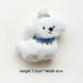 Détail d'un charme chien en peluche blanche avec broderie, taille 7,5 cm haut x 6 cm large - Style DIY (Ouverture au dos) / Chiot Blanc