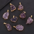 Unregelmäßige Amethyst-Naturkristall-Anhänger mit vergoldetem Rand in verschiedenen Formen - Mit Kette / Amethyst ca. 3-5 cm