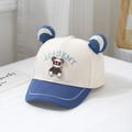 Dettaglio del cappellino bimbo bicolore con toppa a forma di orso e orecchie 3D - 50cm (1-3 anni) / Blu