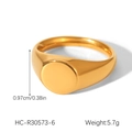 Vista macro dettagliata che mostra la larghezza di 0.97 cm e il peso di 5.7 g dell'anello - Stile Sigillo Rotondo (HC-R30573) / US 6