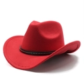 Détail d'un chapeau de cowboy rouge en laine avec ruban en cuir et rivets dorés - M (56-58cm) / Rouge