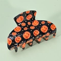 Détail de la pince à cheveux noire avec motifs citrouilles et paillettes blanches - Citrouille orange