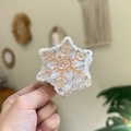 Gros plan sur la pince à cheveux flocon de neige blanche avec lignes dorées et cristaux - Flocon de Neige Blanc avec Rayures Dorées et Strass
