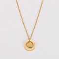 Detalle de un collar de acero inoxidable dorado con colgante de círculo y corazón sólido - Dorado