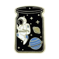Pin de astronauta con estrellas doradas y acabado de esmalte azul para mochilas - Estilo Astronauta Paseo Espacial (XZ3179)