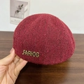 Béret en maille chenille bordeaux scintillant avec paillettes et plaque logo métallique - Bordeaux