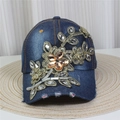 Détail de la casquette en denim bleu avec broderies dorées et strass brillants décoratifs - No.2/Denim Bleu Moyen/Broderie Or Strass Orange