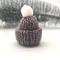 Mini-Strickmütze für Puppen in Graulila mit weißem Bommel für festliche DIY-Deko - Weißer Pompon / Dunkelgrau (Klein)