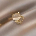Elegante broche de gato con piedra de ópalo y diamantes de imitación en base dorada - Gato de Ópalo