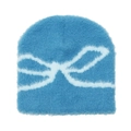 Dettaglio del berretto di peluche azzurro con motivi a fiocco jacquard e consistenza soffice - M (56-58cm) / Blu