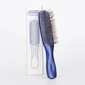Detailopname van blauwe hoofdhuid massageborstel met witte professionele verpakking - Nieuwe Stijl / Blauw