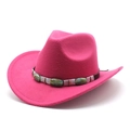 Détail d'un chapeau de cowboy rose avec pierre turquoise et sangle en cuir brun - M (56-58cm) / Rose rouge