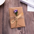 Busta regalo in carta kraft con fiore secco viola ed etichetta decorativa - 06 Lavanda
