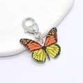 Détail d'un porte-clés papillon en acrylique orange avec un fermoir argenté en forme de cœur - Papillon Orange-Jaune (Fermoir Cœur)