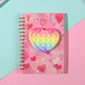 A5 Notizbuch in Rosa mit Herzmuster und Regenbogen-Silikon-Fidget-Herz-Umschlag - Herz