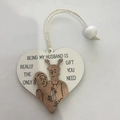 Ciondolo a cuore in legno bianco per marito con corda di iuta e perla decorativa - Cuore in Legno-Motivo Albero di Natale (WG0-0987)