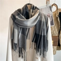 Sciarpa classica a quadri nero grigio e bianco con frange su blazer bianco - Quadri Nero Bianco Grigio