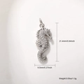 Détail du pendentif hippocampe en argent avec zircons et dimensions précises du produit - Hippocampe en Argent avec Zircone