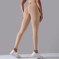 Details von nahtlosen High-Waist Yoga-Leggings mit Scrunch-Butt-Lift in Nude-Farbe - Lotusrosa