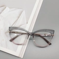 Montatura occhiali cat eye alla moda con sfumatura grigio-rosa e dettagli in oro - Grigio fumo