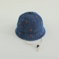 Dettaglio del cappello a secchiello in denim per bebè con ricami a ciliegia e laccio - 48-50cm (1-2 anni) / Blu scuro