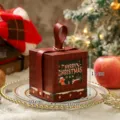 Dunkelrote Weihnachtsgeschenkbox mit Griff und Fenster, verziert mit festlichen Illustrationen - Weihnachts Apfelbox (SDPGH-006) / Quadratisch Rot