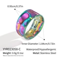 Vista detallada del anillo martillado iridiscente con especificaciones de tamaño - Estilo Irisado (YYR023058-C)