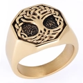Macro detail van gouden levensboom reliëf op een zeshoekige vintage roestvrijstalen ring - Goud 12302 / Maat 10