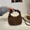Bolso de media luna marrón con asa rizada y acabado de gamuza mate, estilo de vida - Marrón
