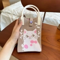 Gros plan sur le mini sac tricoté beige avec motif chat blanc et pattes de chat roses - Petit Chat Blanc Kaki (Sac de Téléphone)