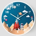 8-Zoll-Wanduhr mit Astronautenmotiv, blauem Sternenhimmel und Rakete für Kinderzimmer - 3068 Weißer Rahmen