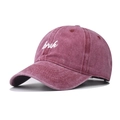 Détail du tissu en toile de coton vintage lavé et de la broderie bruh blanche sur la casquette - Réglable / Bordeaux lavé