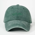Dettaglio del berretto da baseball in cotone lavato verde vintage con ricamo New York - Regolabile / Verde Scuro