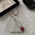 Verstellbare Kordelkette mit weinrotem Harzanhänger und silberner Schiebeperle - Weinrot Kieselstein Stil