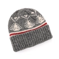 Dettaglio del berretto in maglia Fair Isle grigio con motivi di pini bianchi e riga rossa - Berretto grigio scuro