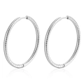 Aros de plata con diseño trenzado de acero inoxidable pulido sobre fondo blanco puro - Pendientes de Aro Color Acero Torcidos