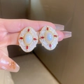 Detalle de pendientes vintage con gemas marquesa rojas y acabado en esmalte blanco - 4# Ovalado Rubí Ópalo Perla (5915056812122) / Beige