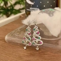 Boucles d'oreilles sapin de Noël en oxydes de zirconium colorés sur fond de bois - Boucles d'oreilles sapin de Noël multicolores