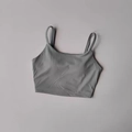Détail macro du débardeur de sport gris-vert respirant avec doubles fines bretelles - S / Hauts / Gris Anthracite
