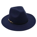 Λεπτομέρεια από σκούρο μπλε καπέλο fedora με μαύρη δερμάτινη ζώνη και χρυσή μεταλλική αγκράφα - Ένα μέγεθος / Ναυτικό μπλε