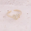 Dettaglio anello a cuore dorato con zirconi incastonati su base di pietra naturale - Stile Cuore Cavo (4#)